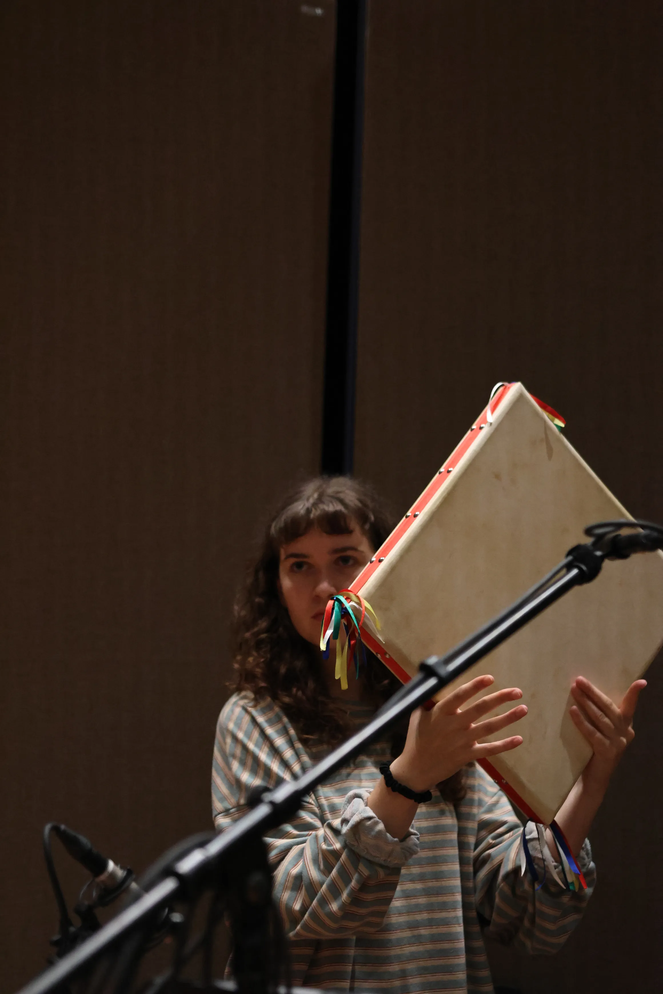 Adufe in front of the microphone