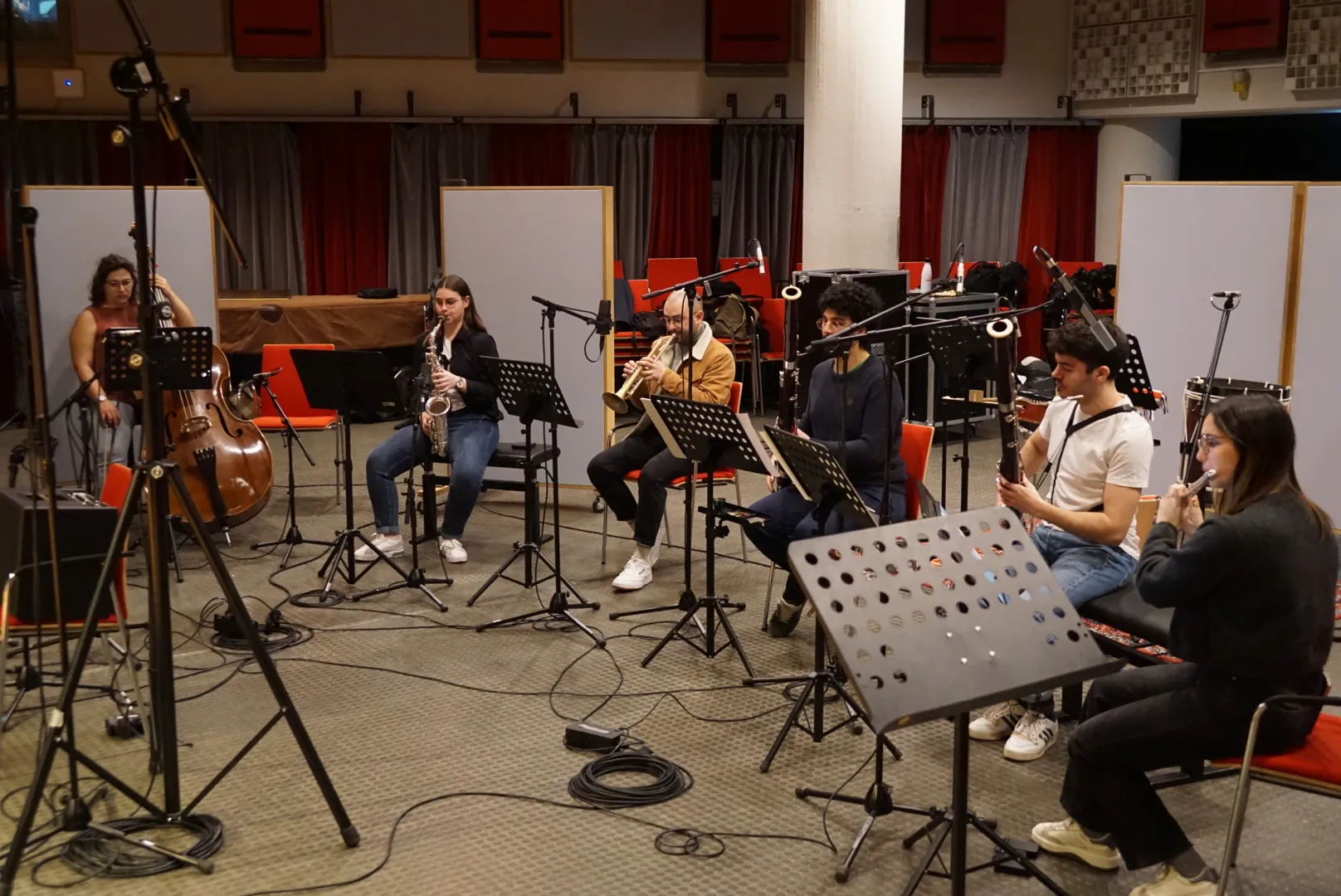 The 2024 recording session: musicians around the microphones